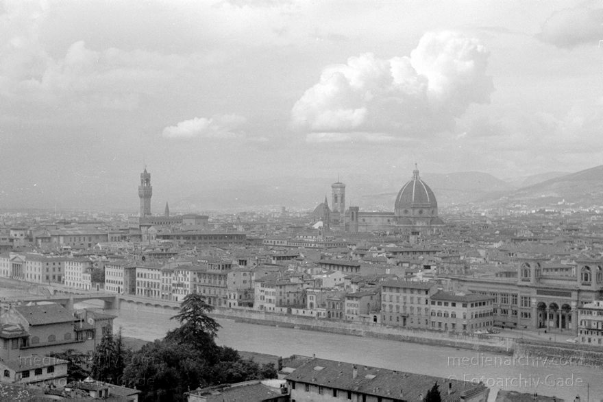1950er. Italien. Toskana. Florenz
1950er. Italien. Toskana. Florenz. Italia. Toscana. Firenze. Italy. Tuscany. Florence. Fluss Arno
Schlüsselwörter: 1950er;Arno;Firenze;Florence;Florenz;Fluss;Italia;Italien;Italy;Toscana;Toskana;Tuscany