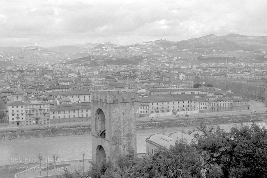 1950er. Italien. Toskana. Florenz
1950er. Italien. Toskana. Florenz. Italia. Toscana. Firenze. Italy. Tuscany. Florence. Fluss Arno
Schlüsselwörter: 1950er;Arno;Firenze;Florence;Florenz;Fluss;Italia;Italien;Italy;Toscana;Toskana;Tuscany