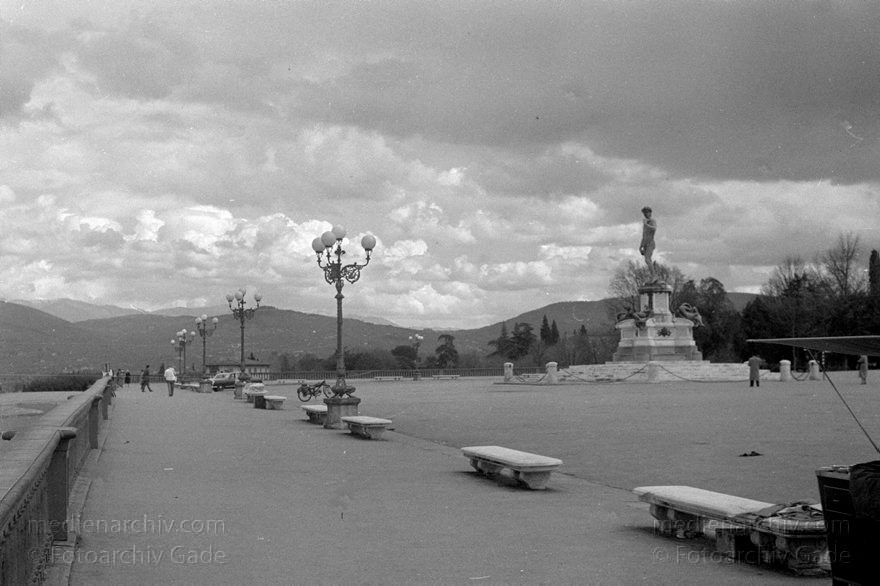 1950er. Italien. Toskana. Florenz
1950er. Italien. Toskana. Florenz. Italia. Toscana. Firenze. Italy. Tuscany. Florence
Schlüsselwörter: 1950er;Firenze;Florence;Florenz;Italia;Italien;Italy;Toscana;Toskana;Tuscany