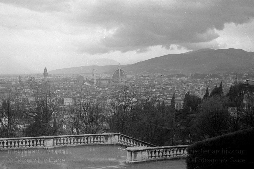 1950er. Italien. Toskana. Florenz
1950er. Italien. Toskana. Florenz. Italia. Toscana. Firenze. Italy. Tuscany. Florence
Schlüsselwörter: 1950er;Firenze;Florence;Florenz;Italia;Italien;Italy;Toscana;Toskana;Tuscany