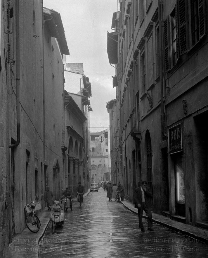 1950er. Italien. Toskana. Florenz
1950er. Italien. Toskana. Florenz. Italia. Toscana. Firenze. Italy. Tuscany. Florence
Schlüsselwörter: 1950er;Firenze;Florence;Florenz;Italia;Italien;Italy;Toscana;Toskana;Tuscany