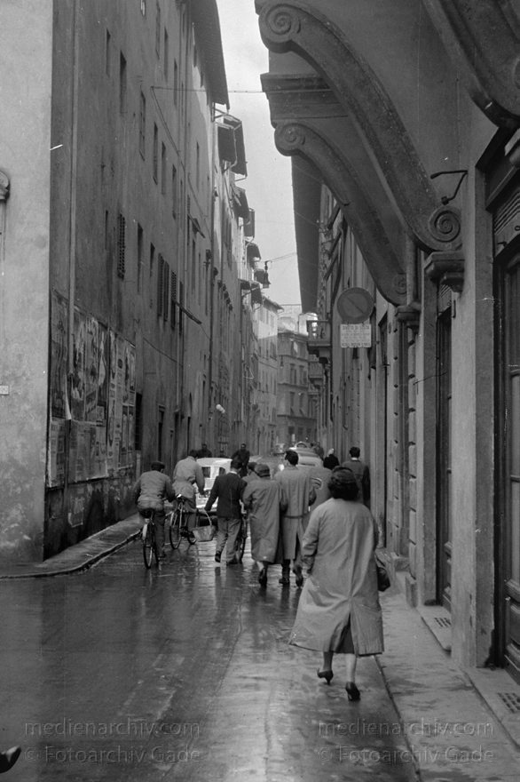 1950er. Italien. Toskana. Florenz
1950er. Italien. Toskana. Florenz. Italia. Toscana. Firenze. Italy. Tuscany. Florence
Schlüsselwörter: 1950er;Firenze;Florence;Florenz;Italia;Italien;Italy;Toscana;Toskana;Tuscany