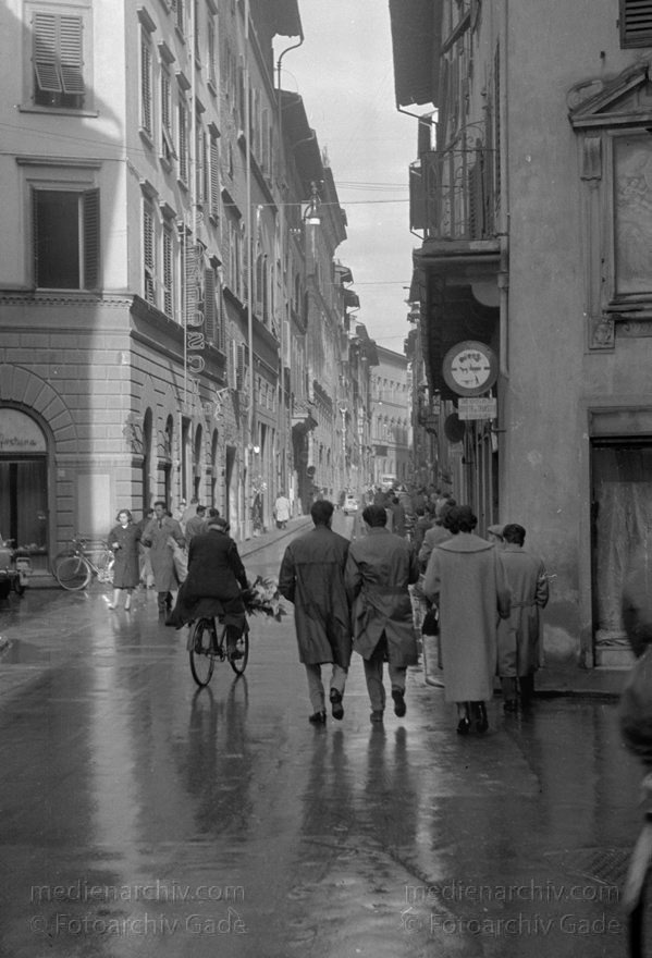 1950er. Italien. Toskana. Florenz
1950er. Italien. Toskana. Florenz. Italia. Toscana. Firenze. Italy. Tuscany. Florence
Schlüsselwörter: 1950er;Firenze;Florence;Florenz;Italia;Italien;Italy;Toscana;Toskana;Tuscany