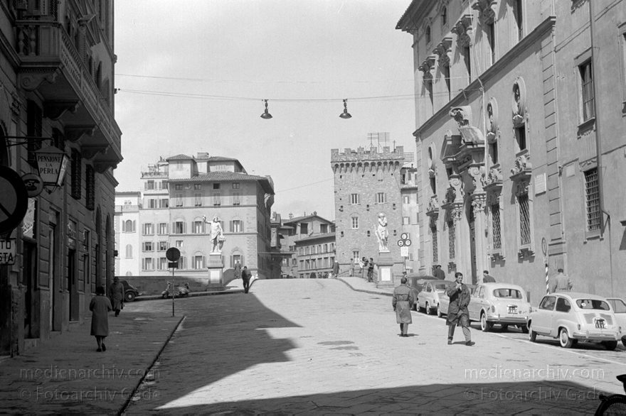 1950er. Italien. Toskana. Florenz
1950er. Italien. Toskana. Florenz. Italia. Toscana. Firenze. Italy. Tuscany. Florence
Schlüsselwörter: 1950er;Firenze;Florence;Florenz;Italia;Italien;Italy;Toscana;Toskana;Tuscany