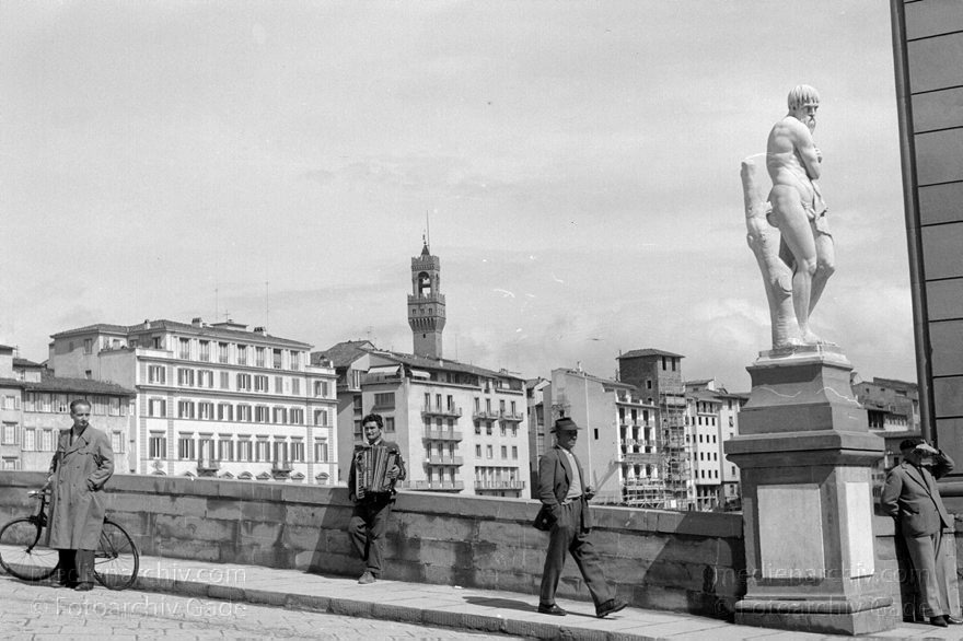 1950er. Italien. Toskana. Florenz
1950er. Italien. Toskana. Florenz. Italia. Toscana. Firenze. Italy. Tuscany. Florence
Schlüsselwörter: 1950er;Firenze;Florence;Florenz;Italia;Italien;Italy;Toscana;Toskana;Tuscany