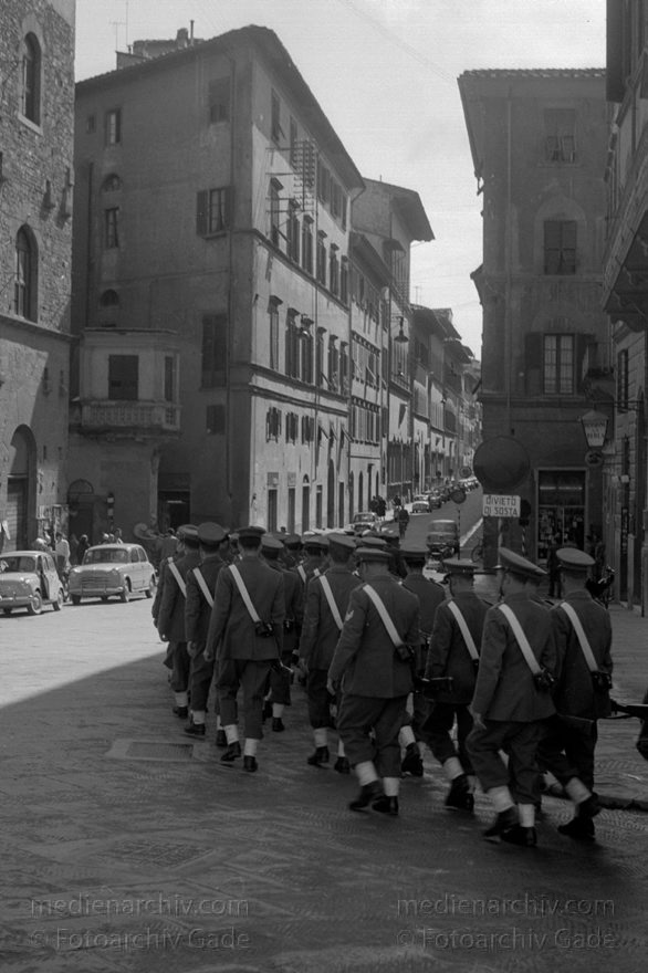 1950er. Italien. Toskana. Florenz
1950er. Italien. Toskana. Florenz. Italia. Toscana. Firenze. Italy. Tuscany. Florence
Schlüsselwörter: 1950er;Firenze;Florence;Florenz;Italia;Italien;Italy;Toscana;Toskana;Tuscany