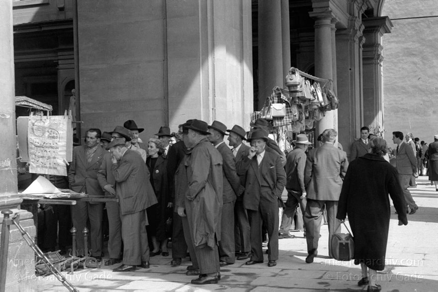 1950er. Italien. Toskana. Florenz
1950er. Italien. Toskana. Florenz. Italia. Toscana. Firenze. Italy. Tuscany. Florence
Schlüsselwörter: 1950er;Firenze;Florence;Florenz;Italia;Italien;Italy;Toscana;Toskana;Tuscany