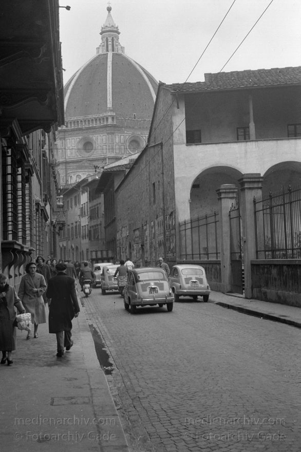 1950er. Italien. Toskana. Florenz
1950er. Italien. Toskana. Florenz. Italia. Toscana. Firenze. Italy. Tuscany. Florence
Schlüsselwörter: 1950er;Firenze;Florence;Florenz;Italia;Italien;Italy;Toscana;Toskana;Tuscany