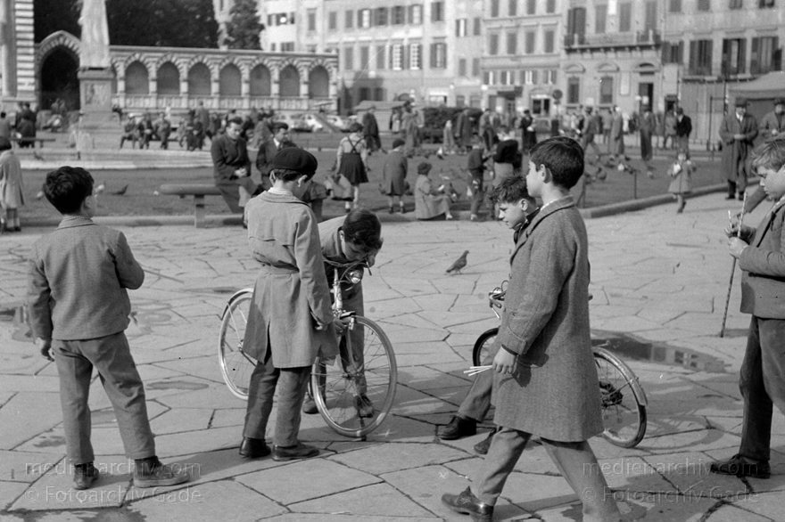 1950er. Italien. Toskana. Florenz
1950er. Italien. Toskana. Florenz. Italia. Toscana. Firenze. Italy. Tuscany. Florence. Jungen in Mänteln mit Fahrrädern.
Schlüsselwörter: 1950er;Fahrrädern;Fakrrad;Firenze;Florence;Florenz;Italia;Italien;Italy;Jungen;Toscana;Toskana;Tuscany