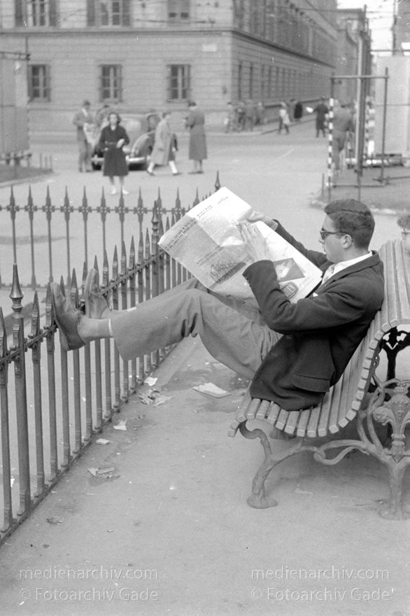 1950er. Italien. Toskana. Florenz
1950er. Italien. Toskana. Florenz. Italia. Toscana. Firenze. Italy. Tuscany. Florence. Mann mit Zeitung auf einer Bank
Schlüsselwörter: 1950er;Bank;Firenze;Florence;Florenz;Italia;Italien;Italy;lesen;Toscana;Toskana;Tuscany;Zeitung