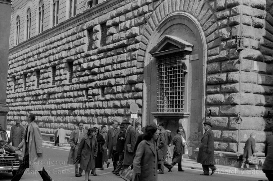 1950er. Italien. Toskana. Florenz
1950er. Italien. Toskana. Florenz. Italia. Toscana. Firenze. Italy. Tuscany. Florence
Schlüsselwörter: 1950er;Firenze;Florence;Florenz;Italia;Italien;Italy;Toscana;Toskana;Tuscany