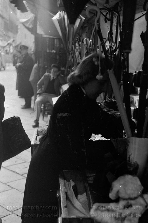 1950er. Italien. Toskana. Florenz
1950er. Italien. Toskana. Florenz. Italia. Toscana. Firenze. Italy. Tuscany. Florence
Schlüsselwörter: 1950er;Firenze;Florence;Florenz;Italia;Italien;Italy;Toscana;Toskana;Tuscany
