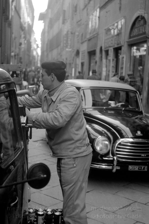 1950er. Italien. Toskana. Florenz
1950er. Italien. Toskana. Florenz. Italia. Toscana. Firenze. Italy. Tuscany. Florence
Schlüsselwörter: 1950er;Firenze;Florence;Florenz;Italia;Italien;Italy;Toscana;Toskana;Tuscany