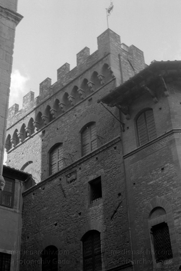 1950er. Italien. Toskana. Florenz
1950er. Italien. Toskana. Florenz. Italia. Toscana. Firenze. Italy. Tuscany. Florence
Schlüsselwörter: 1950er;Firenze;Florence;Florenz;Italia;Italien;Italy;Toscana;Toskana;Tuscany
