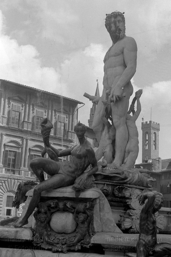 1950er. Italien. Toskana. Florenz
1950er. Italien. Toskana. Florenz. Italia. Toscana. Firenze. Italy. Tuscany. Florence
Schlüsselwörter: 1950er;Firenze;Florence;Florenz;Italia;Italien;Italy;Toscana;Toskana;Tuscany