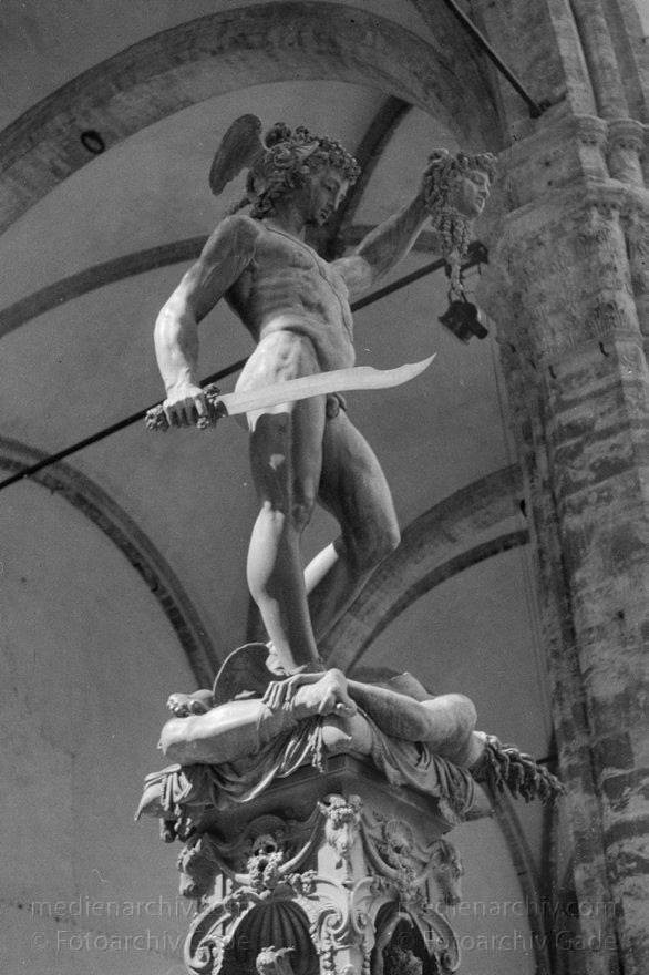 1950er. Italien. Toskana. Florenz
1950er. Italien. Toskana. Florenz. Italia. Toscana. Firenze. Italy. Tuscany. Florence
Schlüsselwörter: 1950er;Firenze;Florence;Florenz;Italia;Italien;Italy;Toscana;Toskana;Tuscany