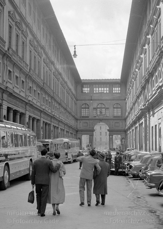 1950er. Italien. Toskana. Florenz
1950er. Italien. Toskana. Florenz. Italia. Toscana. Firenze. Italy. Tuscany. Florence
Schlüsselwörter: 1950er;Firenze;Florence;Florenz;Italia;Italien;Italy;Toscana;Toskana;Tuscany