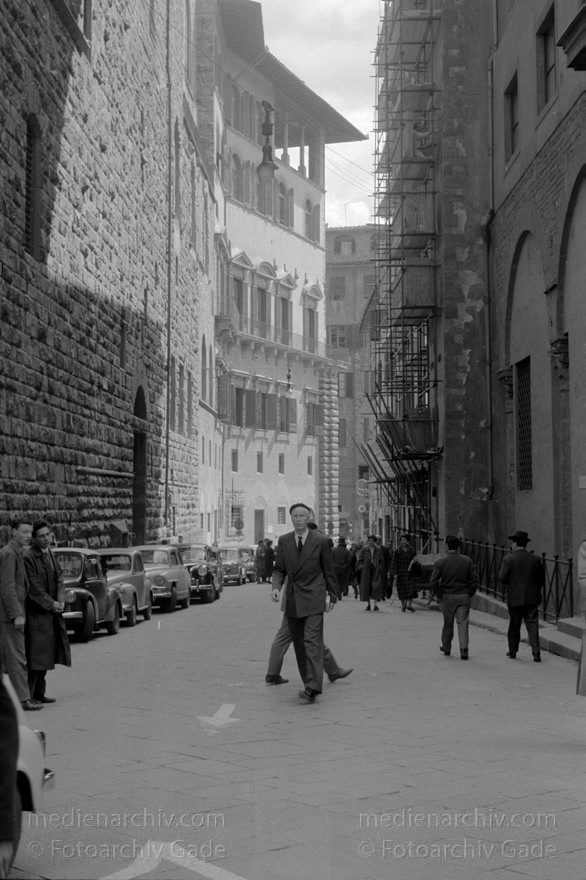 1950er. Italien. Toskana. Florenz
1950er. Italien. Toskana. Florenz. Italia. Toscana. Firenze. Italy. Tuscany. Florence
Schlüsselwörter: 1950er;Firenze;Florence;Florenz;Italia;Italien;Italy;Toscana;Toskana;Tuscany