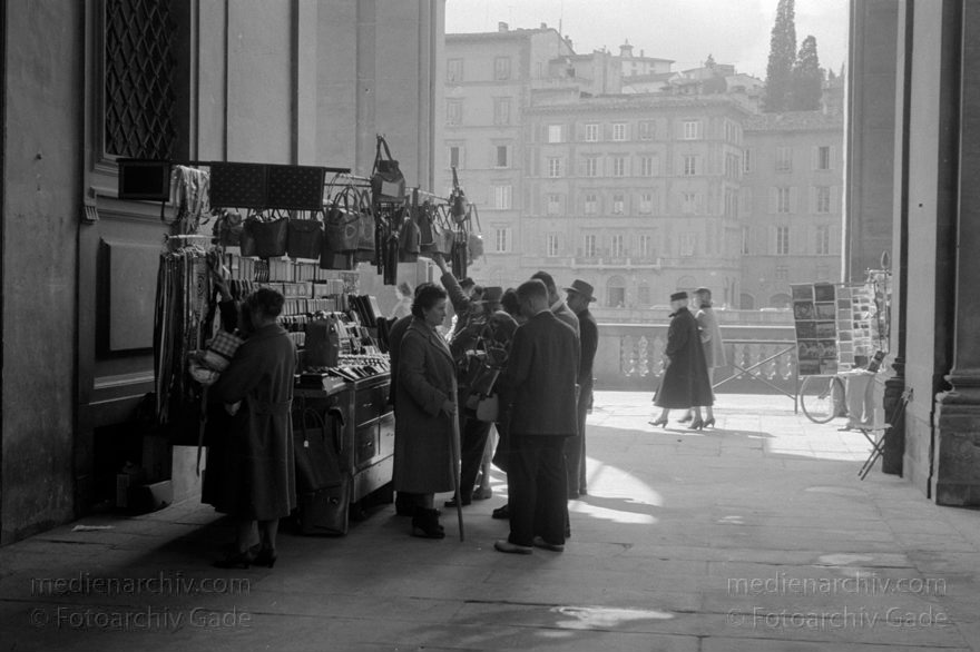 1950er. Italien. Toskana. Florenz
1950er. Italien. Toskana. Florenz. Italia. Toscana. Firenze. Italy. Tuscany. Florence
Schlüsselwörter: 1950er;Firenze;Florence;Florenz;Italia;Italien;Italy;Toscana;Toskana;Tuscany