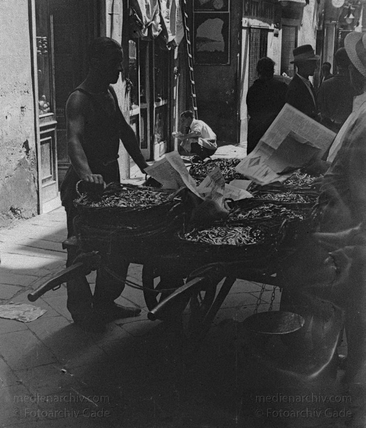 1931. Italien. Ligurien
1931. Italien. Ligurien. Karren. Händler
Schlüsselwörter: 1931;Händler;Italia;Italien;Italy;Karren;Ligurien