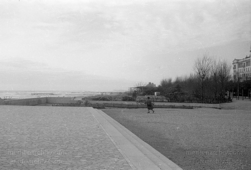 1950er. Italien. Provinz: Görz Region: Friaul-Julisch Venetien. Grado.
1950er. Italien. Provinz: Görz Region: Friaul-Julisch Venetien. Grado.
Schlüsselwörter: 1950er;Friaul-Julisch Venetien;Friuli-Venezia Giulia;Gorizia;Grado;Görz;Italia;Italien;Italy