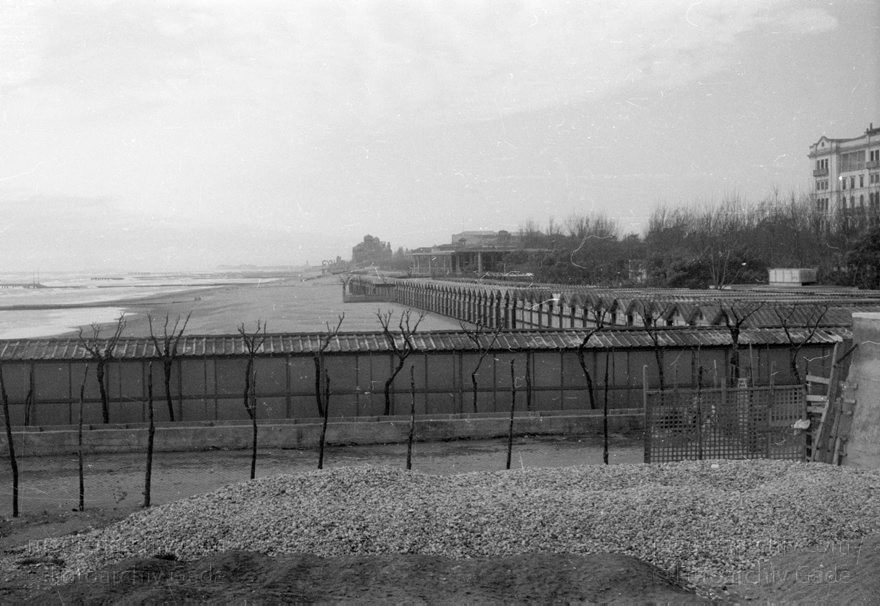 1950er. Italien. Provinz: Görz Region: Friaul-Julisch Venetien. Grado.
1950er. Italien. Provinz: Görz Region: Friaul-Julisch Venetien. Grado.
Schlüsselwörter: 1950er;Friaul-Julisch Venetien;Friuli-Venezia Giulia;Gorizia;Grado;Görz;Italia;Italien;Italy