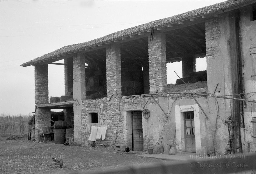 1950er. Italien. Provinz: Görz Region: Friaul-Julisch Venetien. Grado.
1950er. Italien. Provinz: Görz Region: Friaul-Julisch Venetien. Grado.
Schlüsselwörter: 1950er;Friaul-Julisch Venetien;Friuli-Venezia Giulia;Gorizia;Grado;Görz;Italia;Italien;Italy