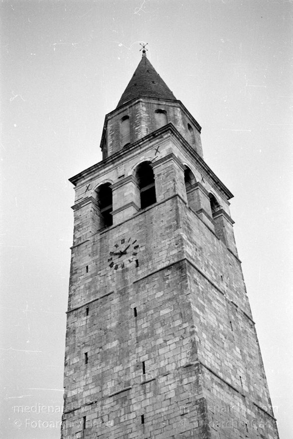 1950er. Italien. Provinz: Görz Region: Friaul-Julisch Venetien. Grado.
1950er. Italien. Provinz: Görz Region: Friaul-Julisch Venetien. Grado.
Schlüsselwörter: 1950er;Friaul-Julisch Venetien;Friuli-Venezia Giulia;Gorizia;Grado;Görz;Italia;Italien;Italy
