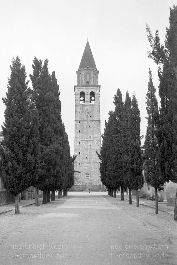 1950er. Italien. Provinz: Görz Region: Friaul-Julisch Venetien. Grado.
1950er. Italien. Provinz: Görz Region: Friaul-Julisch Venetien. Grado.
Schlüsselwörter: 1950er;Friaul-Julisch Venetien;Friuli-Venezia Giulia;Gorizia;Grado;Görz;Italia;Italien;Italy