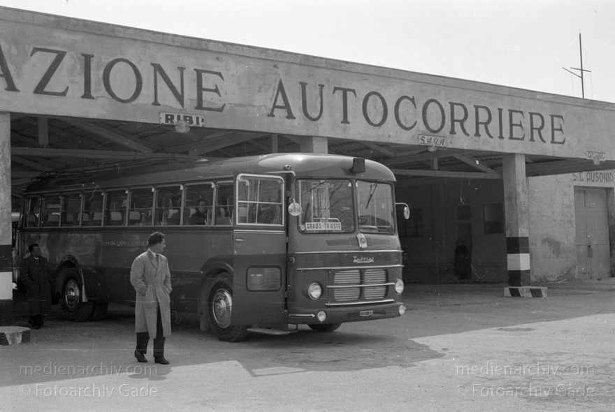 1950er. Italien. Provinz: Görz Region: Friaul-Julisch Venetien. Grado.
1950er. Italien. Provinz: Görz Region: Friaul-Julisch Venetien. Grado.
Schlüsselwörter: 1950er;Friaul-Julisch Venetien;Friuli-Venezia Giulia;Gorizia;Grado;Görz;Italia;Italien;Italy