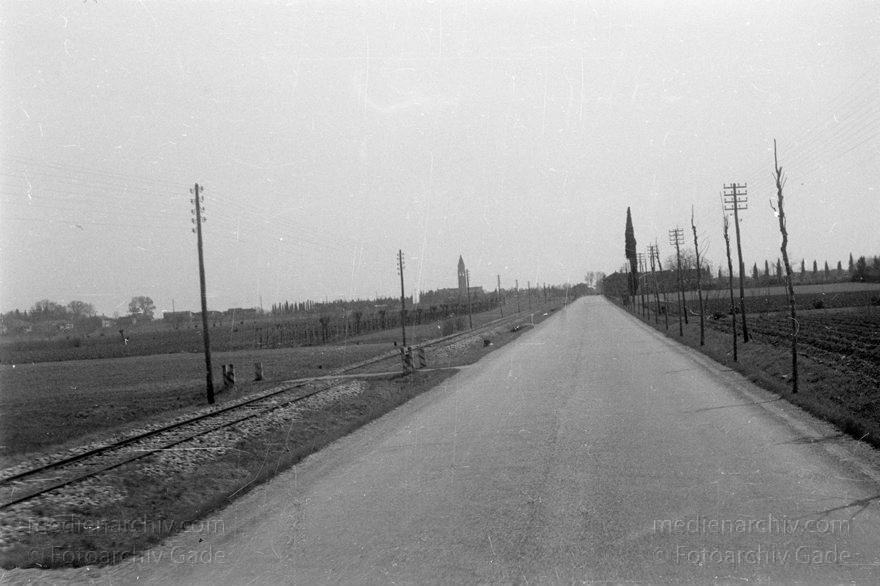1950er. Italien. Provinz: Görz Region: Friaul-Julisch Venetien. Grado.
1950er. Italien. Provinz: Görz Region: Friaul-Julisch Venetien. Grado.
Schlüsselwörter: 1950er;Friaul-Julisch Venetien;Friuli-Venezia Giulia;Gorizia;Grado;Görz;Italia;Italien;Italy