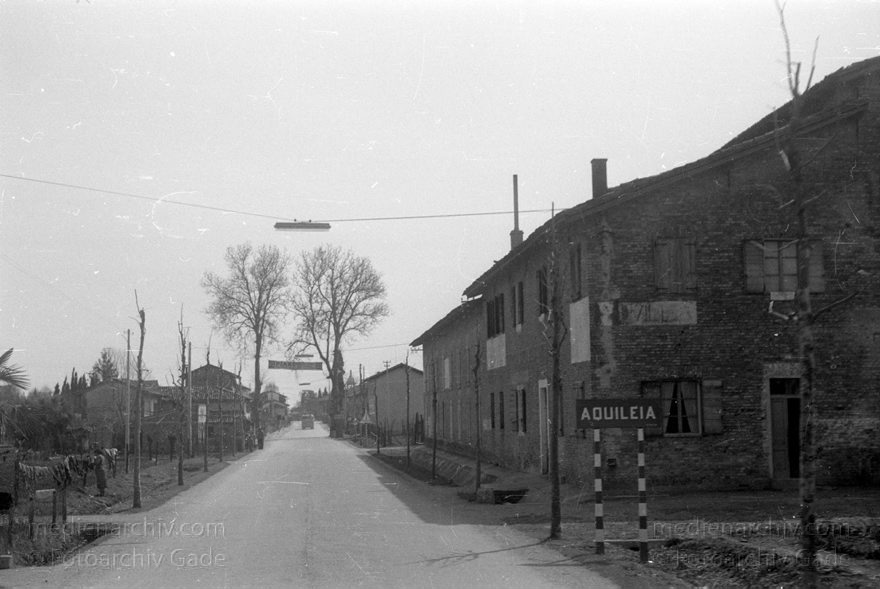 1950er. Italien. Provinz: Görz Region: Friaul-Julisch Venetien. Grado.
1950er. Italien. Provinz: Görz Region: Friaul-Julisch Venetien. Grado.
Schlüsselwörter: 1950er;Friaul-Julisch Venetien;Friuli-Venezia Giulia;Gorizia;Grado;Görz;Italia;Italien;Italy