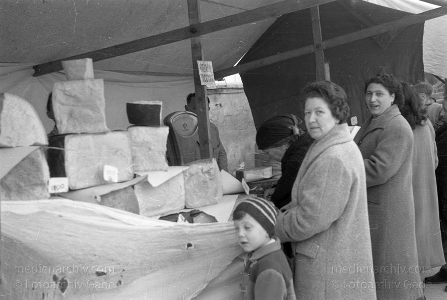 1950er. Italien. Provinz: Görz Region: Friaul-Julisch Venetien. Grado.
1950er. Italien. Provinz: Görz Region: Friaul-Julisch Venetien. Grado.
Schlüsselwörter: 1950er;Friaul-Julisch Venetien;Friuli-Venezia Giulia;Gorizia;Grado;Görz;Italia;Italien;Italy