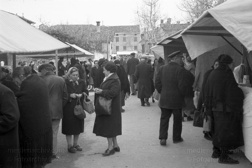 1950er. Italien. Provinz: Görz Region: Friaul-Julisch Venetien. Grado.
1950er. Italien. Provinz: Görz Region: Friaul-Julisch Venetien. Grado.
Schlüsselwörter: 1950er;Friaul-Julisch Venetien;Friuli-Venezia Giulia;Gorizia;Grado;Görz;Italia;Italien;Italy