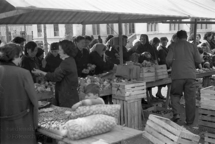1950er. Italien. Provinz: Görz Region: Friaul-Julisch Venetien. Grado.
1950er. Italien. Provinz: Görz Region: Friaul-Julisch Venetien. Grado.
Schlüsselwörter: 1950er;Friaul-Julisch Venetien;Friuli-Venezia Giulia;Gorizia;Grado;Görz;Italia;Italien;Italy