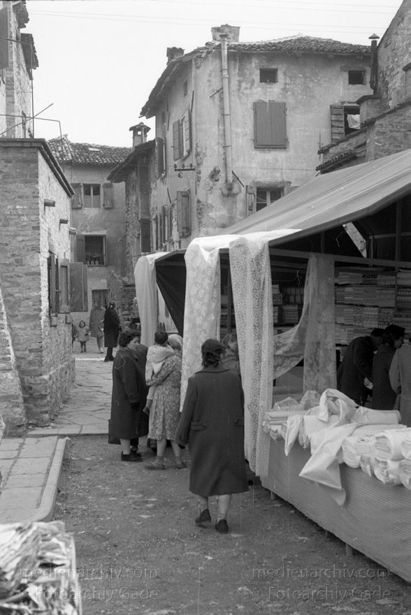 1950er. Italien. Provinz: Görz Region: Friaul-Julisch Venetien. Grado.
1950er. Italien. Provinz: Görz Region: Friaul-Julisch Venetien. Grado.
Schlüsselwörter: 1950er;Friaul-Julisch Venetien;Friuli-Venezia Giulia;Gorizia;Grado;Görz;Italia;Italien;Italy
