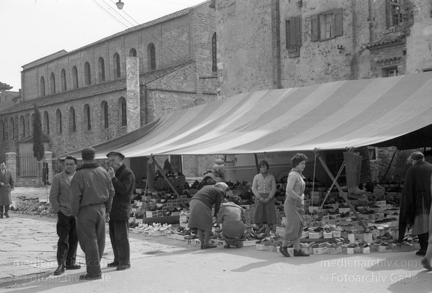 1950er. Italien. Provinz: Görz Region: Friaul-Julisch Venetien. Grado.
1950er. Italien. Provinz: Görz Region: Friaul-Julisch Venetien. Grado. Schuhverkäufer
Schlüsselwörter: 1950er;Friaul-Julisch Venetien;Friuli-Venezia Giulia;Gorizia;Grado;Görz;Italia;Italien;Italy;Schuhverkäufer