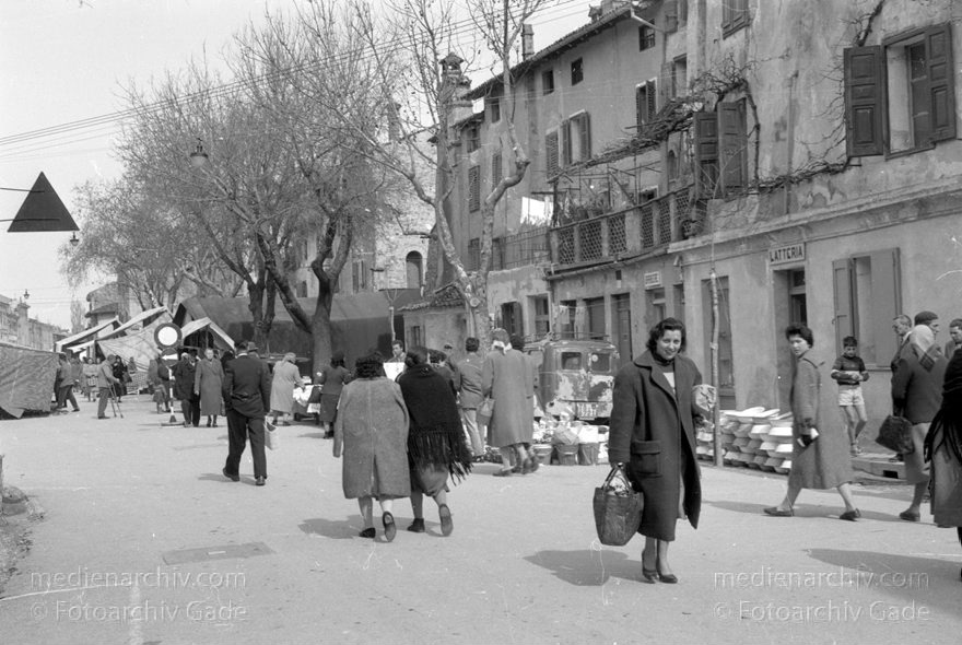 1950er. Italien. Provinz: Görz Region: Friaul-Julisch Venetien. Grado.
1950er. Italien. Provinz: Görz Region: Friaul-Julisch Venetien. Grado.
Schlüsselwörter: 1950er;Friaul-Julisch Venetien;Friuli-Venezia Giulia;Gorizia;Grado;Görz;Italia;Italien;Italy