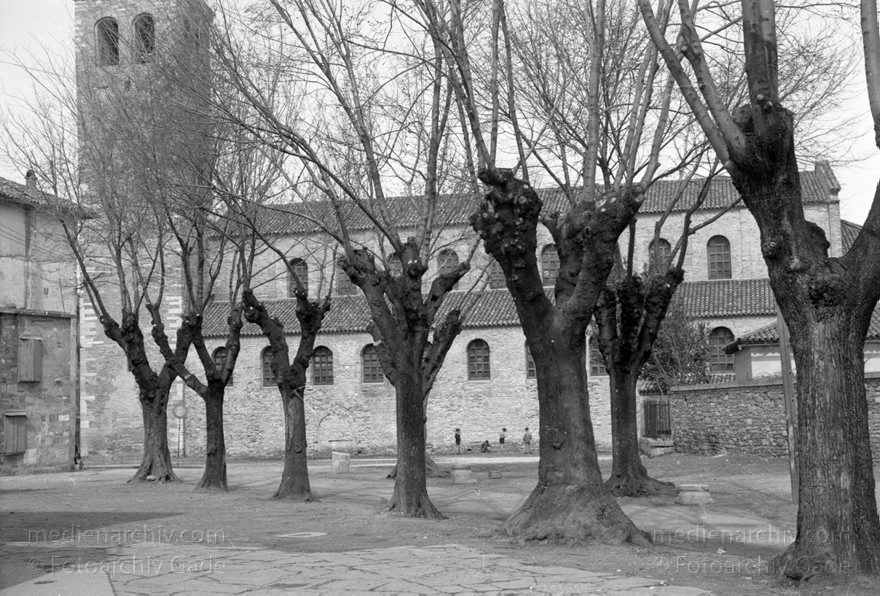 1950er. Italien. Provinz: Görz Region: Friaul-Julisch Venetien. Grado.
1950er. Italien. Provinz: Görz Region: Friaul-Julisch Venetien. Grado.
Schlüsselwörter: 1950er;Friaul-Julisch Venetien;Friuli-Venezia Giulia;Gorizia;Grado;Görz;Italia;Italien;Italy