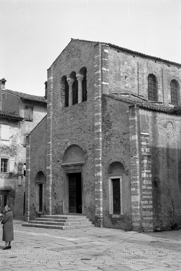 1950er. Italien. Provinz: Görz Region: Friaul-Julisch Venetien. Grado.
1950er. Italien. Provinz: Görz Region: Friaul-Julisch Venetien. Grado.
Schlüsselwörter: 1950er;Friaul-Julisch Venetien;Friuli-Venezia Giulia;Gorizia;Grado;Görz;Italia;Italien;Italy