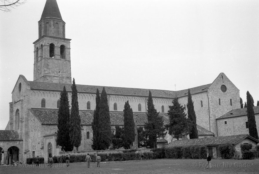 1950er. Italien. Provinz: Görz Region: Friaul-Julisch Venetien. Grado.
1950er. Italien. Provinz: Görz Region: Friaul-Julisch Venetien. Grado.
Schlüsselwörter: 1950er;Friaul-Julisch Venetien;Friuli-Venezia Giulia;Gorizia;Grado;Görz;Italia;Italien;Italy