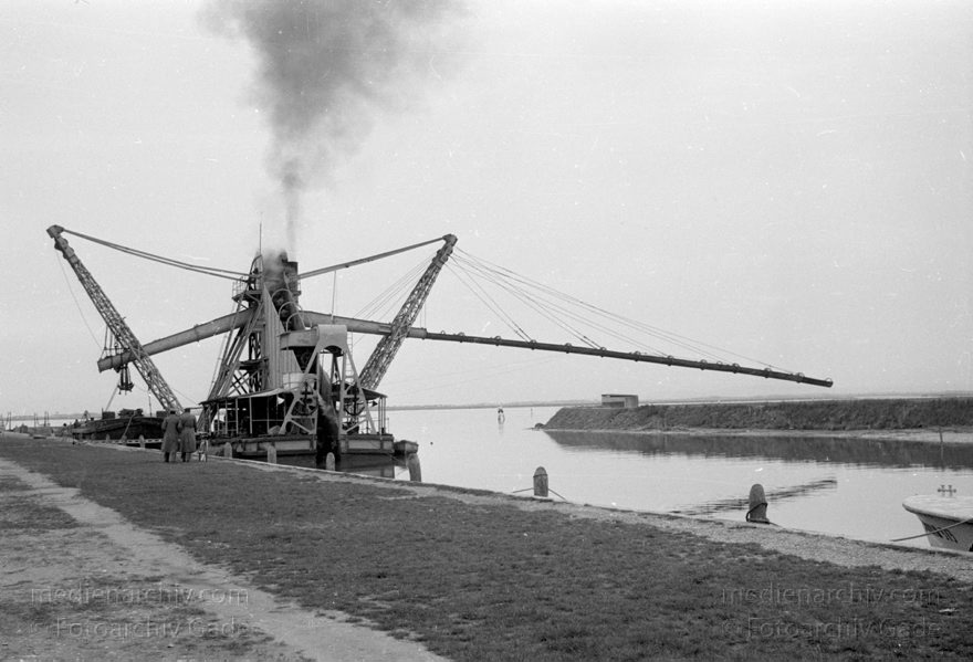 1950er. Italien. Provinz: Görz Region: Friaul-Julisch Venetien. Grado.
1950er. Italien. Provinz: Görz Region: Friaul-Julisch Venetien. Grado. Boote. Dampfbagger
Schlüsselwörter: 1950er;Boote;Friaul-Julisch Venetien;Friuli-Venezia Giulia;Gorizia;Grado;Görz;Italia;Italien;Italy