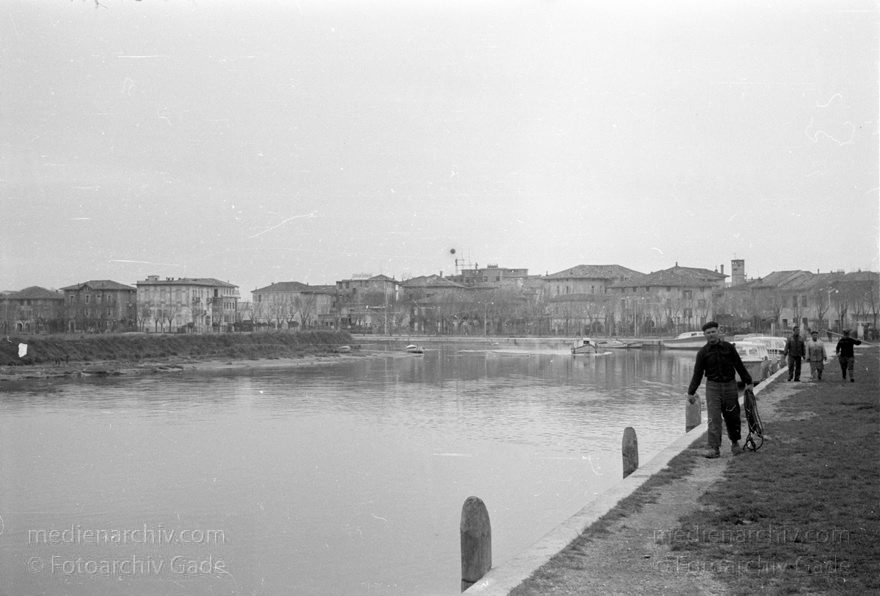 1950er. Italien. Provinz: Görz Region: Friaul-Julisch Venetien. Grado.
1950er. Italien. Provinz: Görz Region: Friaul-Julisch Venetien. Grado.
Schlüsselwörter: 1950er;Friaul-Julisch Venetien;Friuli-Venezia Giulia;Gorizia;Grado;Görz;Italia;Italien;Italy