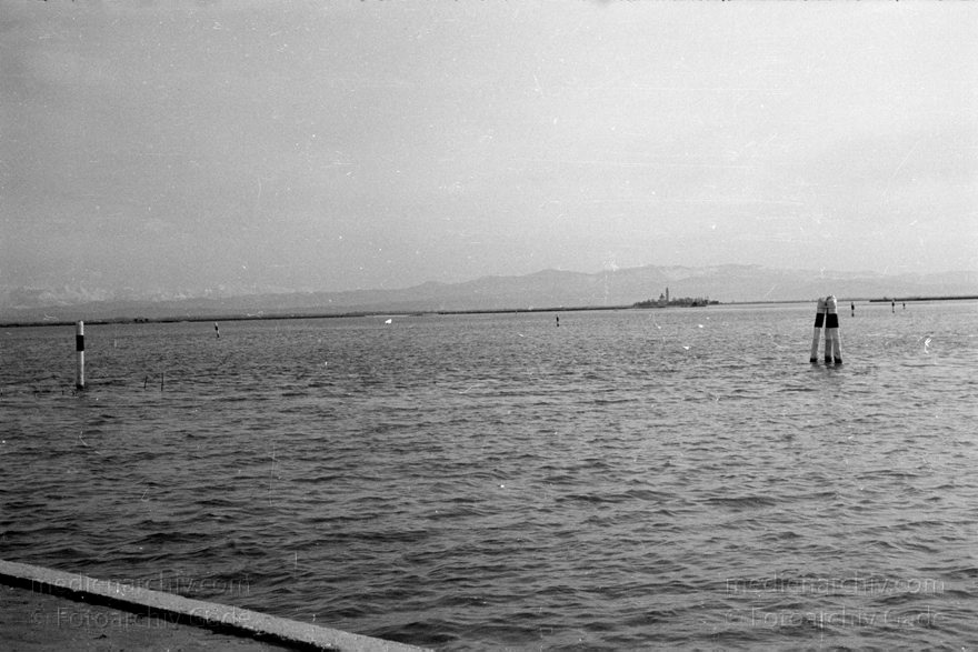 1950er. Italien. Provinz: Görz Region: Friaul-Julisch Venetien. Grado.
1950er. Italien. Provinz: Görz Region: Friaul-Julisch Venetien. Grado.
Schlüsselwörter: 1950er;Friaul-Julisch Venetien;Friuli-Venezia Giulia;Gorizia;Grado;Görz;Italia;Italien;Italy