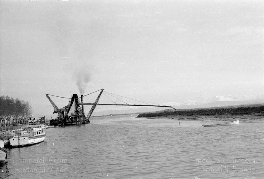 1950er. Italien. Provinz: Görz Region: Friaul-Julisch Venetien. Grado.
1950er. Italien. Provinz: Görz Region: Friaul-Julisch Venetien. Grado.
Schlüsselwörter: 1950er;Friaul-Julisch Venetien;Friuli-Venezia Giulia;Gorizia;Grado;Görz;Italia;Italien;Italy