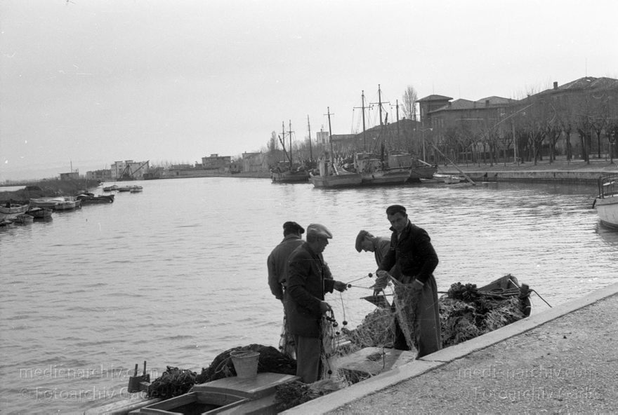 1950er. Italien. Provinz: Görz Region: Friaul-Julisch Venetien. Grado.
1950er. Italien. Provinz: Görz Region: Friaul-Julisch Venetien. Grado.
Schlüsselwörter: 1950er;Friaul-Julisch Venetien;Friuli-Venezia Giulia;Gorizia;Grado;Görz;Italia;Italien;Italy