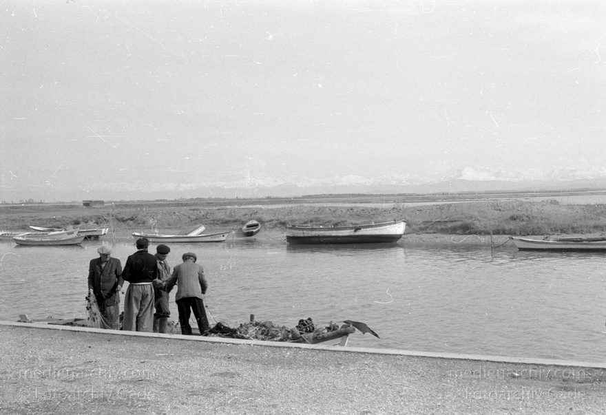1950er. Italien. Provinz: Görz Region: Friaul-Julisch Venetien. Grado.
1950er. Italien. Provinz: Görz Region: Friaul-Julisch Venetien. Grado.
Schlüsselwörter: 1950er;Friaul-Julisch Venetien;Friuli-Venezia Giulia;Gorizia;Grado;Görz;Italia;Italien;Italy