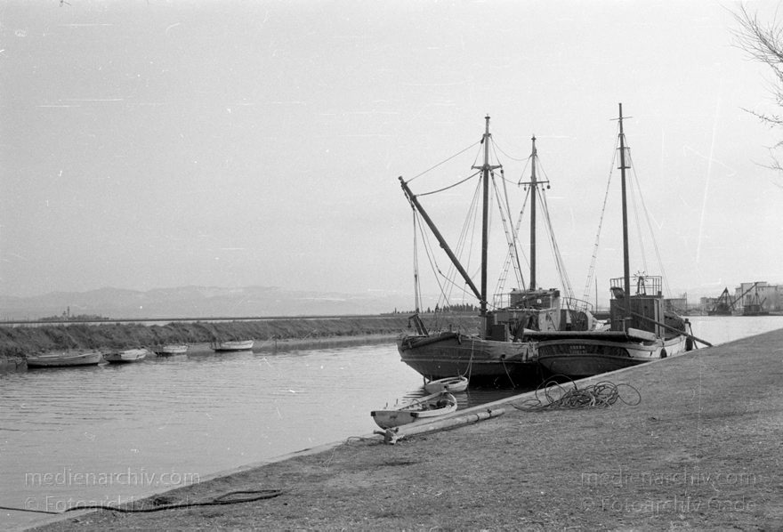 1950er. Italien. Provinz: Görz Region: Friaul-Julisch Venetien. Grado.
1950er. Italien. Provinz: Görz Region: Friaul-Julisch Venetien. Grado.
Schlüsselwörter: 1950er;Friaul-Julisch Venetien;Friuli-Venezia Giulia;Gorizia;Grado;Görz;Italia;Italien;Italy
