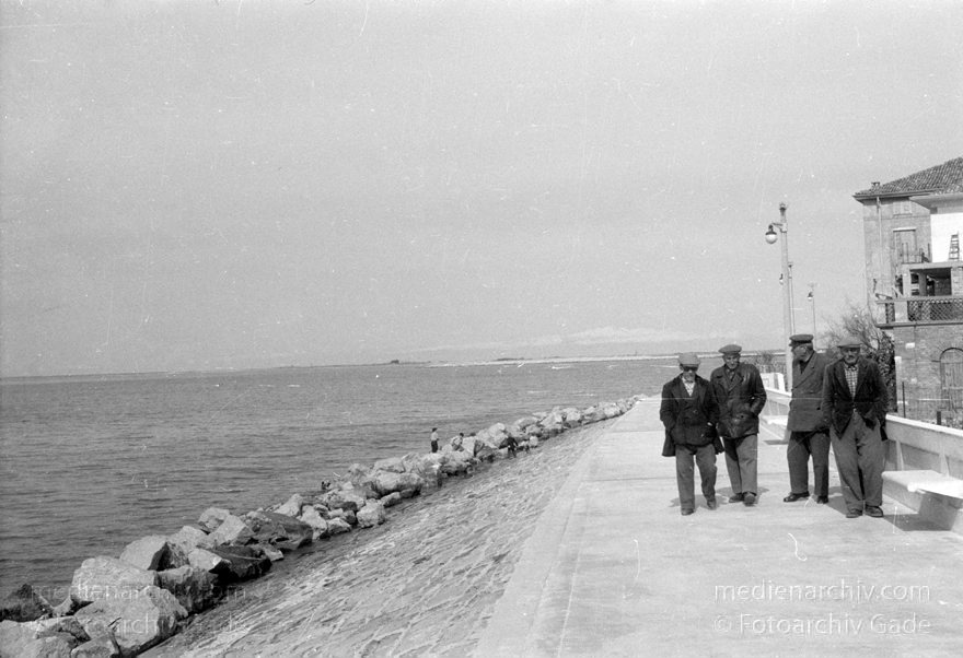 1950er. Italien. Provinz: Görz Region: Friaul-Julisch Venetien. Grado.
1950er. Italien. Provinz: Görz Region: Friaul-Julisch Venetien. Grado.
Schlüsselwörter: 1950er;Friaul-Julisch Venetien;Friuli-Venezia Giulia;Gorizia;Grado;Görz;Italia;Italien;Italy