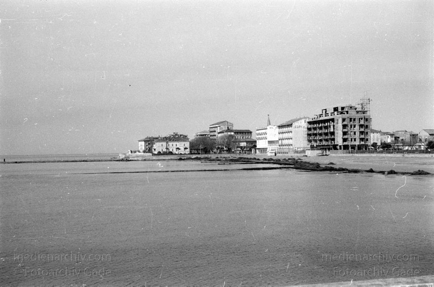 1950er. Italien. Provinz: Görz Region: Friaul-Julisch Venetien. Grado.
1950er. Italien. Provinz: Görz Region: Friaul-Julisch Venetien. Grado.
Schlüsselwörter: 1950er;Friaul-Julisch Venetien;Friuli-Venezia Giulia;Gorizia;Grado;Görz;Italia;Italien;Italy